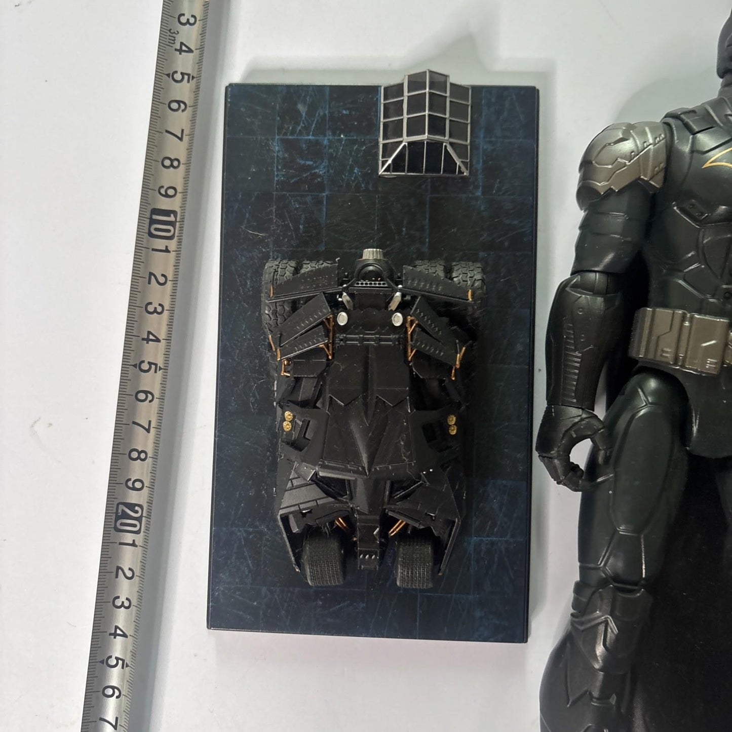 Batman 29cm Figure And Batmanmobile