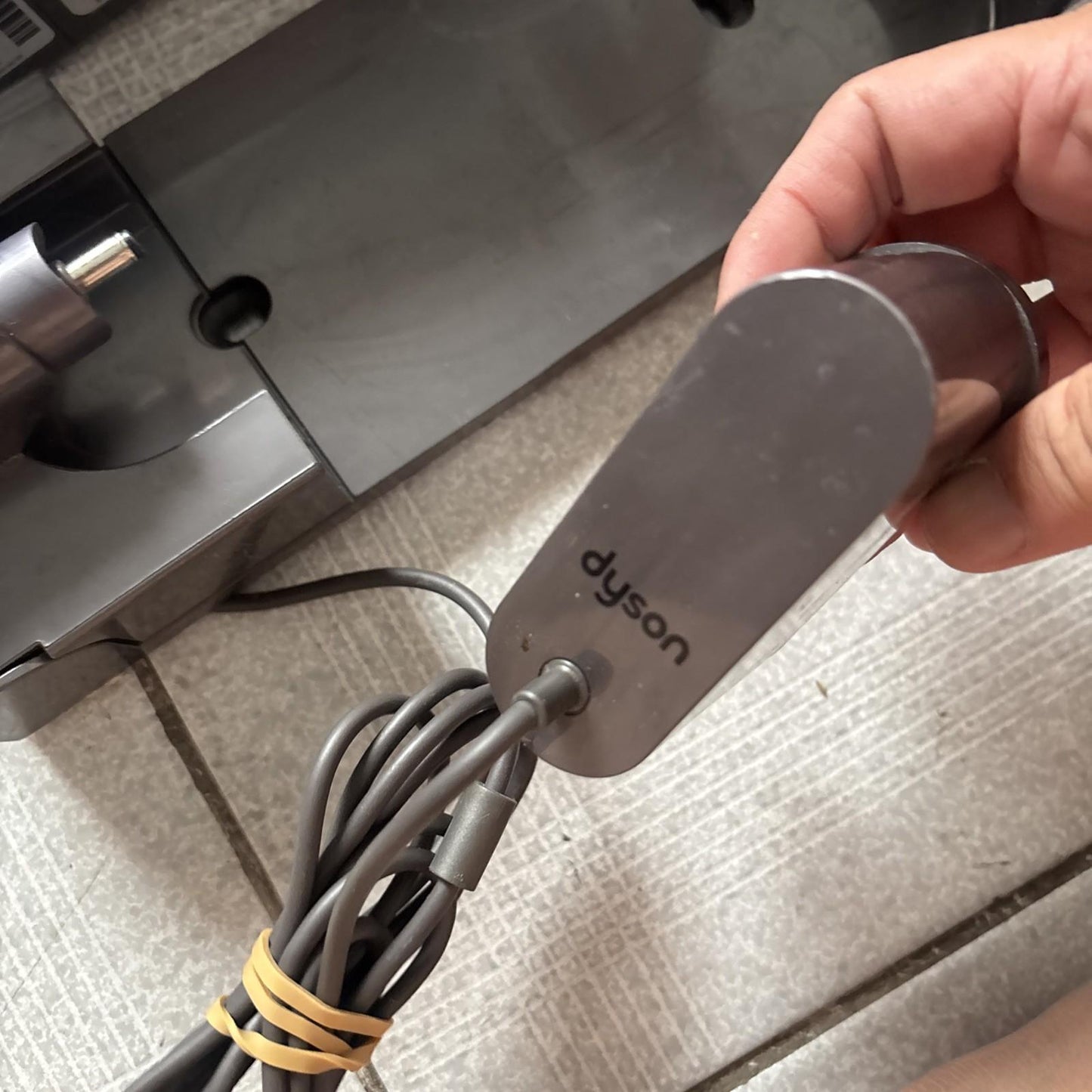 Dyson SV11 Vacuum Cleaner With Adapter *Turns On - Doesn't Include Nozzle*