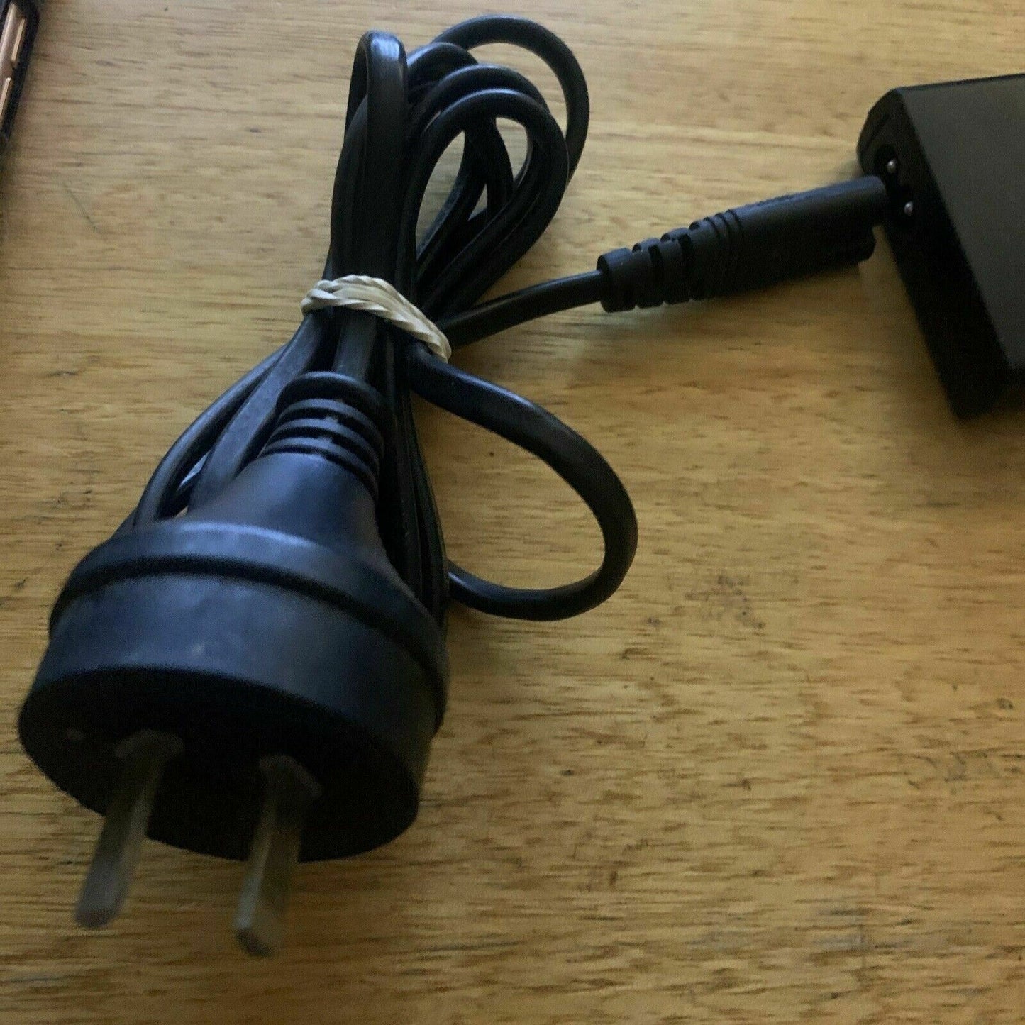Genuine Sony VAIO AC Adapter PCGA-AC16V6 I/P: 100-240V 1.4-0.8A O/P: 16V 4A