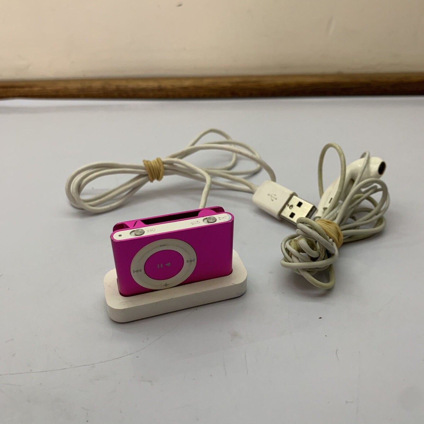 Apple iPod Shuffle A1204 1GB Pink With USB Charger Dock