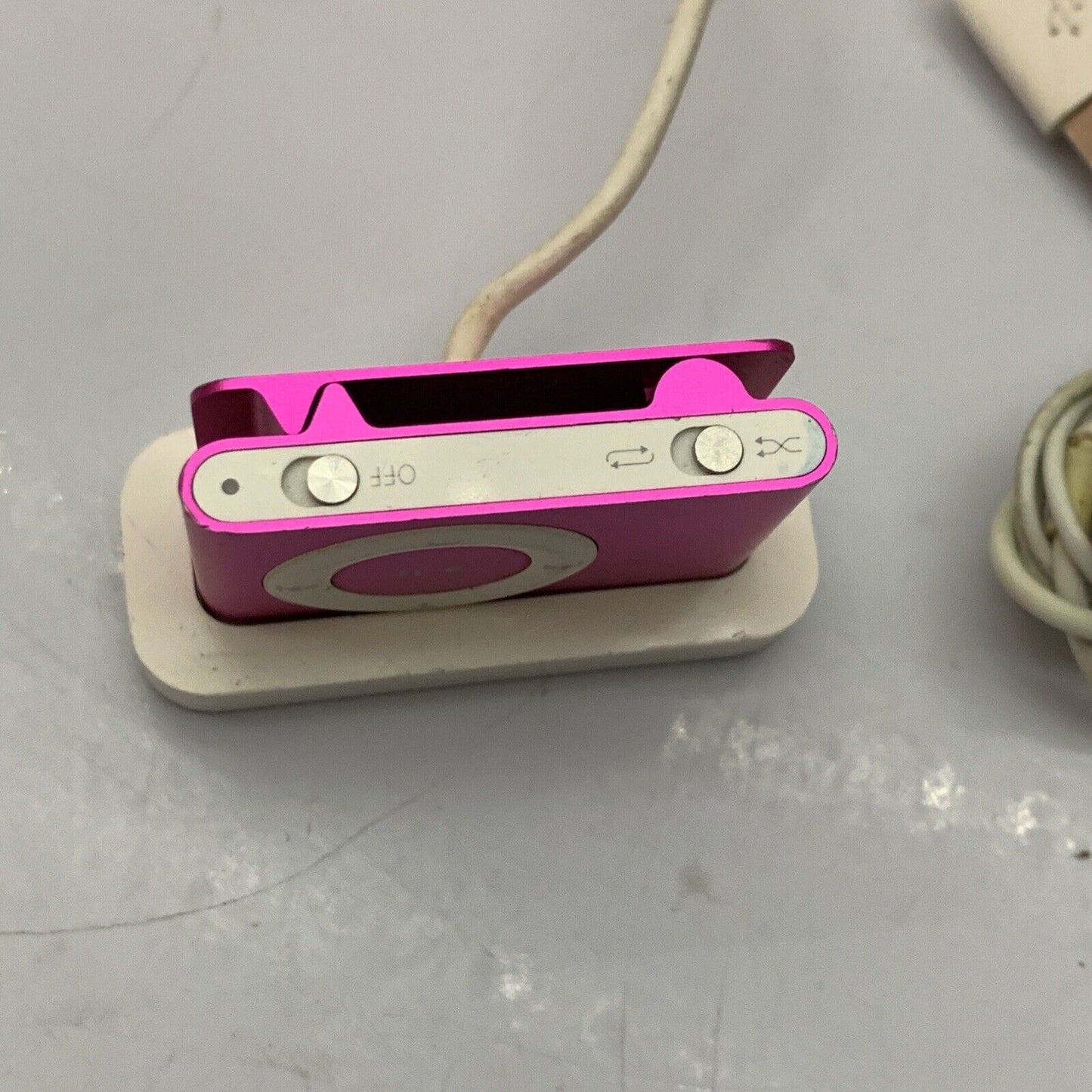 Apple iPod Shuffle A1204 1GB Pink With USB Charger Dock