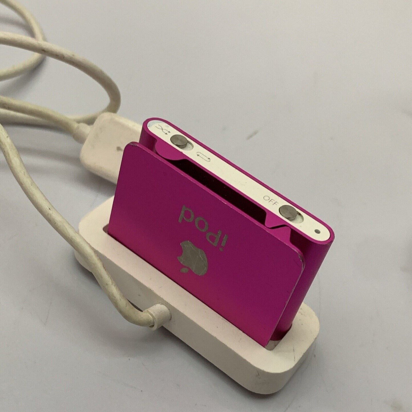 Apple iPod Shuffle A1204 1GB Pink With USB Charger Dock