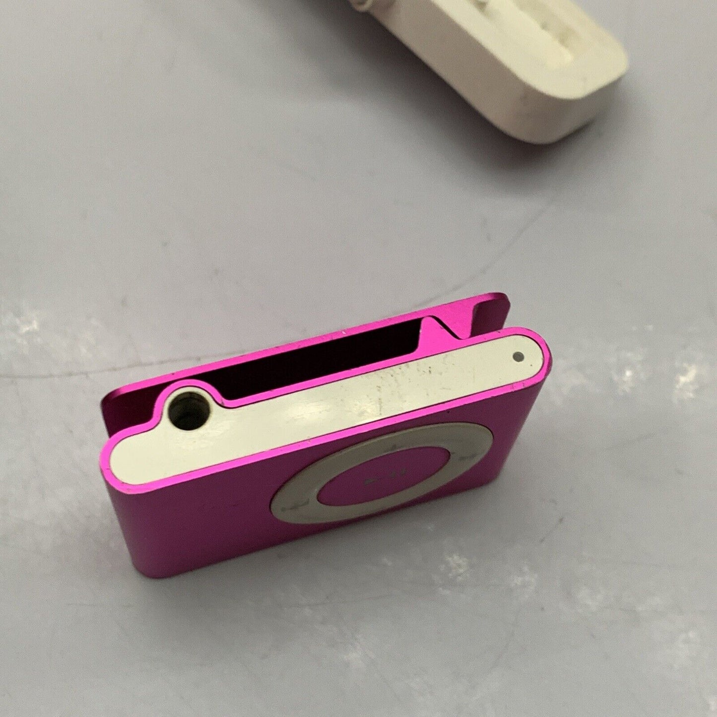 Apple iPod Shuffle A1204 1GB Pink With USB Charger Dock