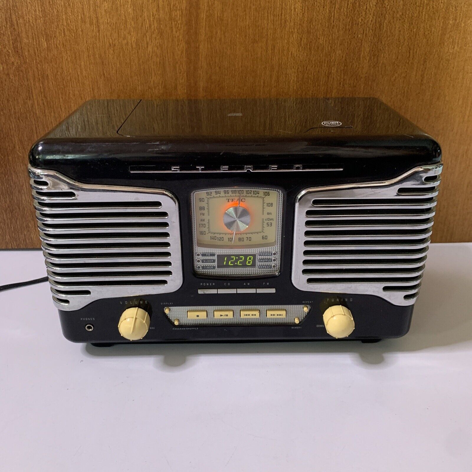 Teac Nostalgia CD Player AM/FM Radio Deluxe Alarm Clock SL-D80 – Retro Unit
