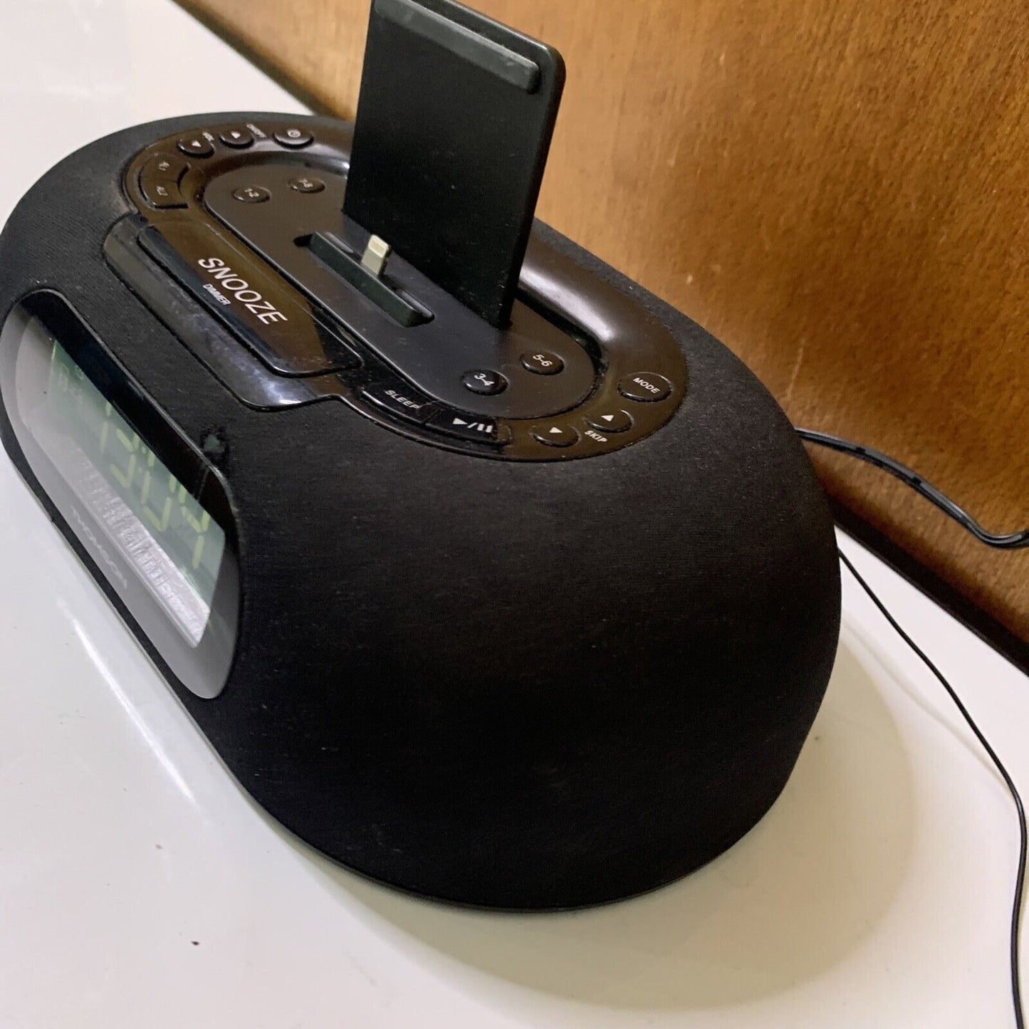 Thomson Alarm Clock Radio With Lightning Dock  ID35