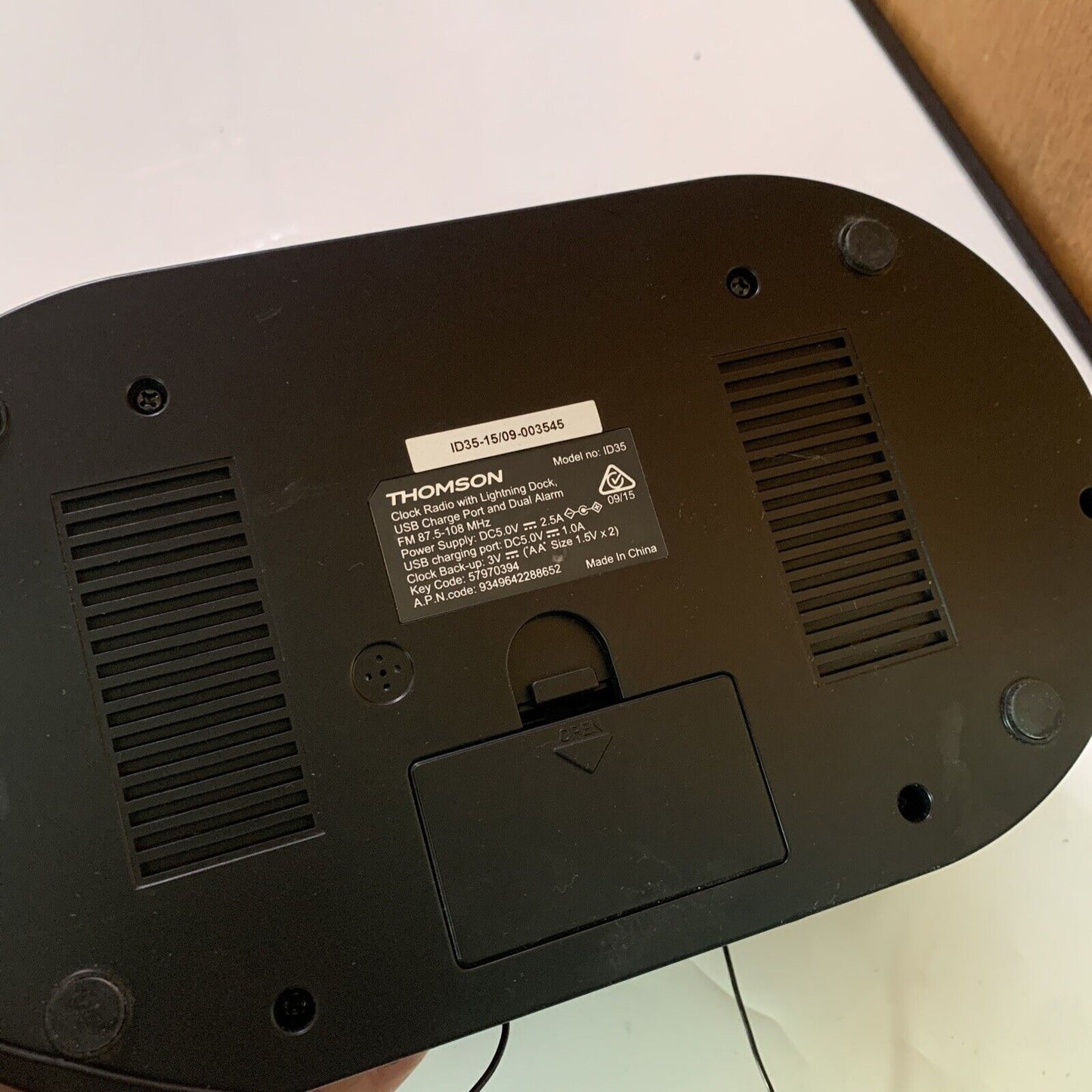 Thomson Alarm Clock Radio With Lightning Dock  ID35