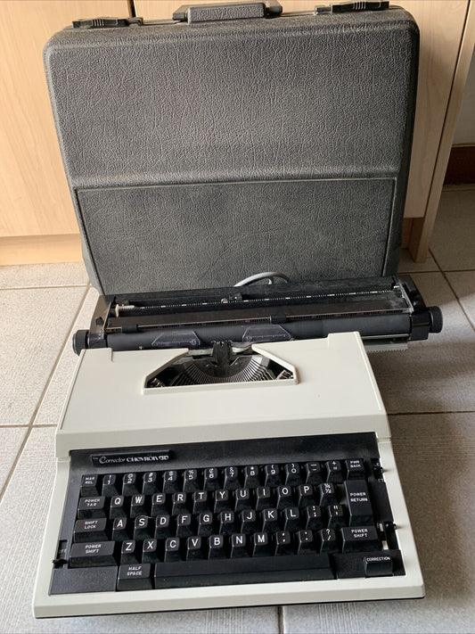 The Corrector Chevron Woolworths Typewriter with Case *For Parts Doesn't Turn On