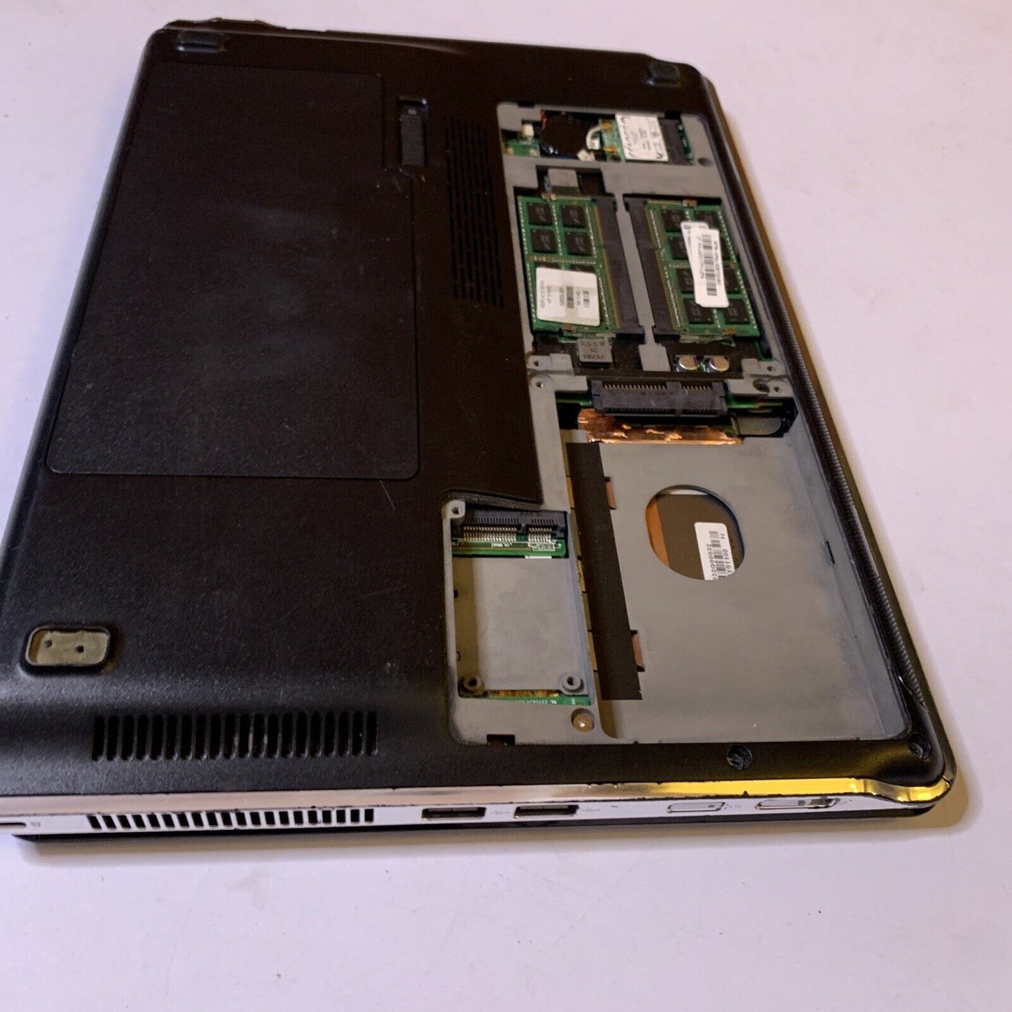 HP Pavilion DM3 Laptop 13.3" Intel U4100 1.3Ghz 4GB *Flat Battery No Back cover