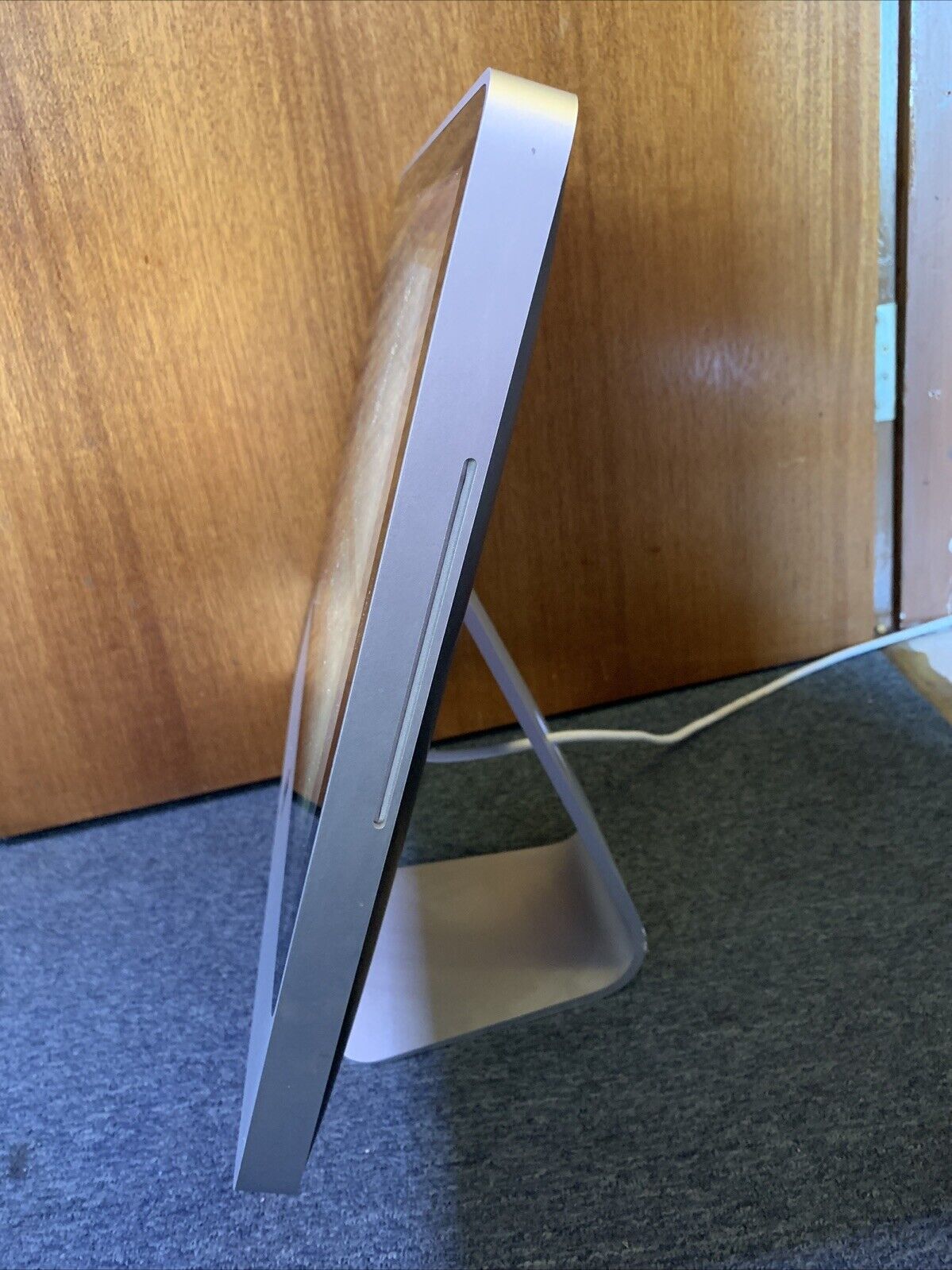 Apple iMac A1224 20" 2.4ghz Core 2 Duo 2gb RAM 320GB DVD Burner WiFi