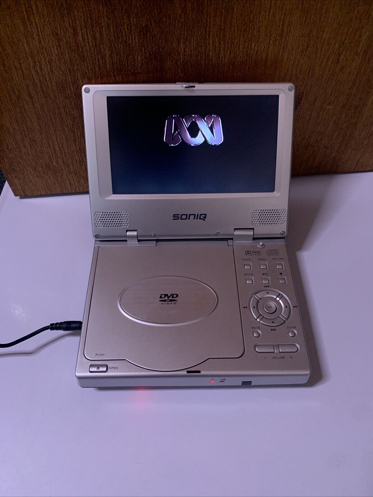 Soniq 7" Portable DVD Player Region 4 DVP720 *Working but flat battery