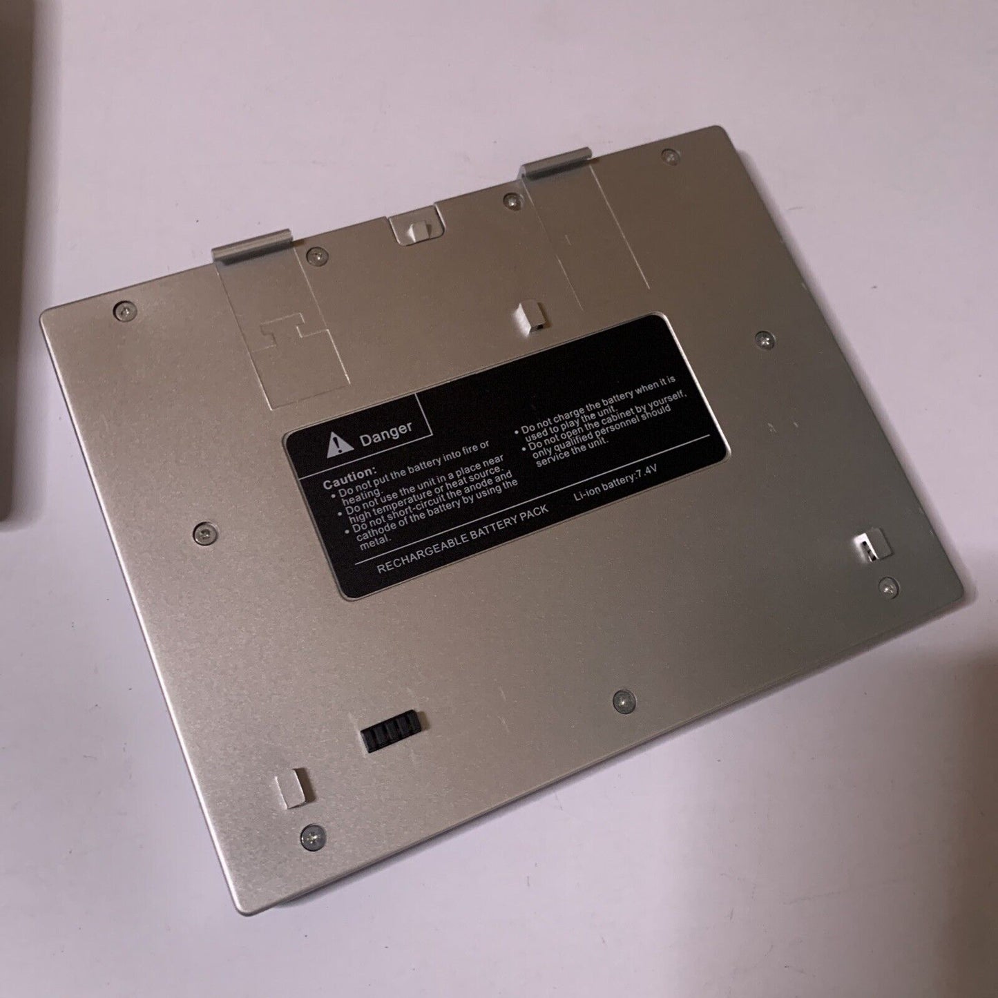 Soniq 7" Portable DVD Player Region 4 DVP720 *Working but flat battery