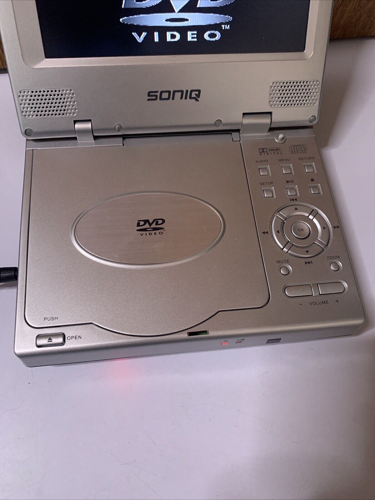 Soniq 7" Portable DVD Player Region 4 DVP720 *Working but flat battery