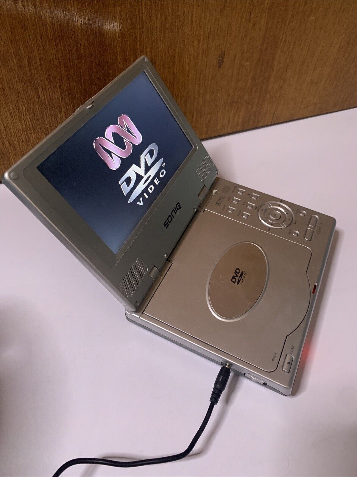 Soniq 7" Portable DVD Player Region 4 DVP720 *Working but flat battery