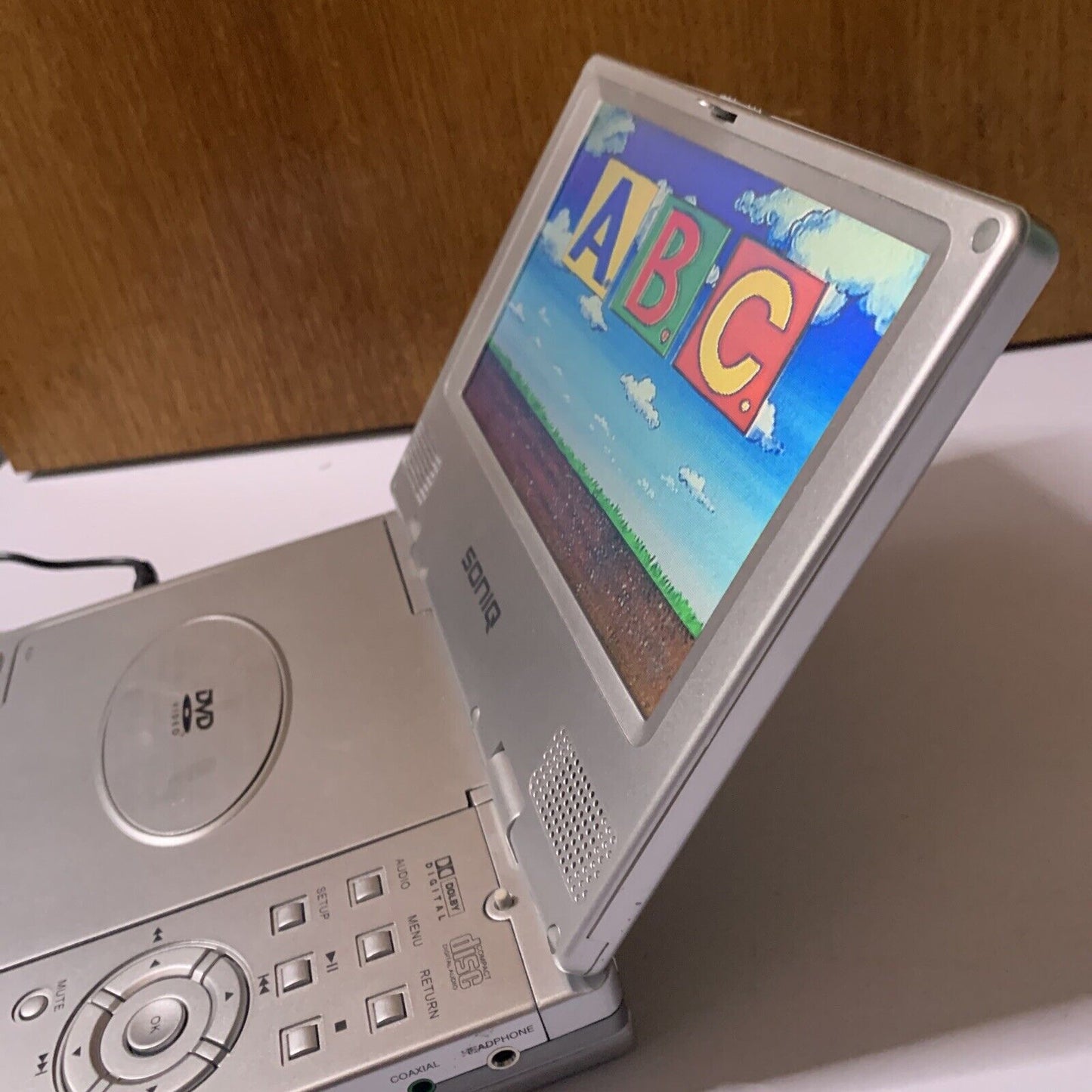 Soniq 7" Portable DVD Player Region 4 DVP720 *Working but flat battery