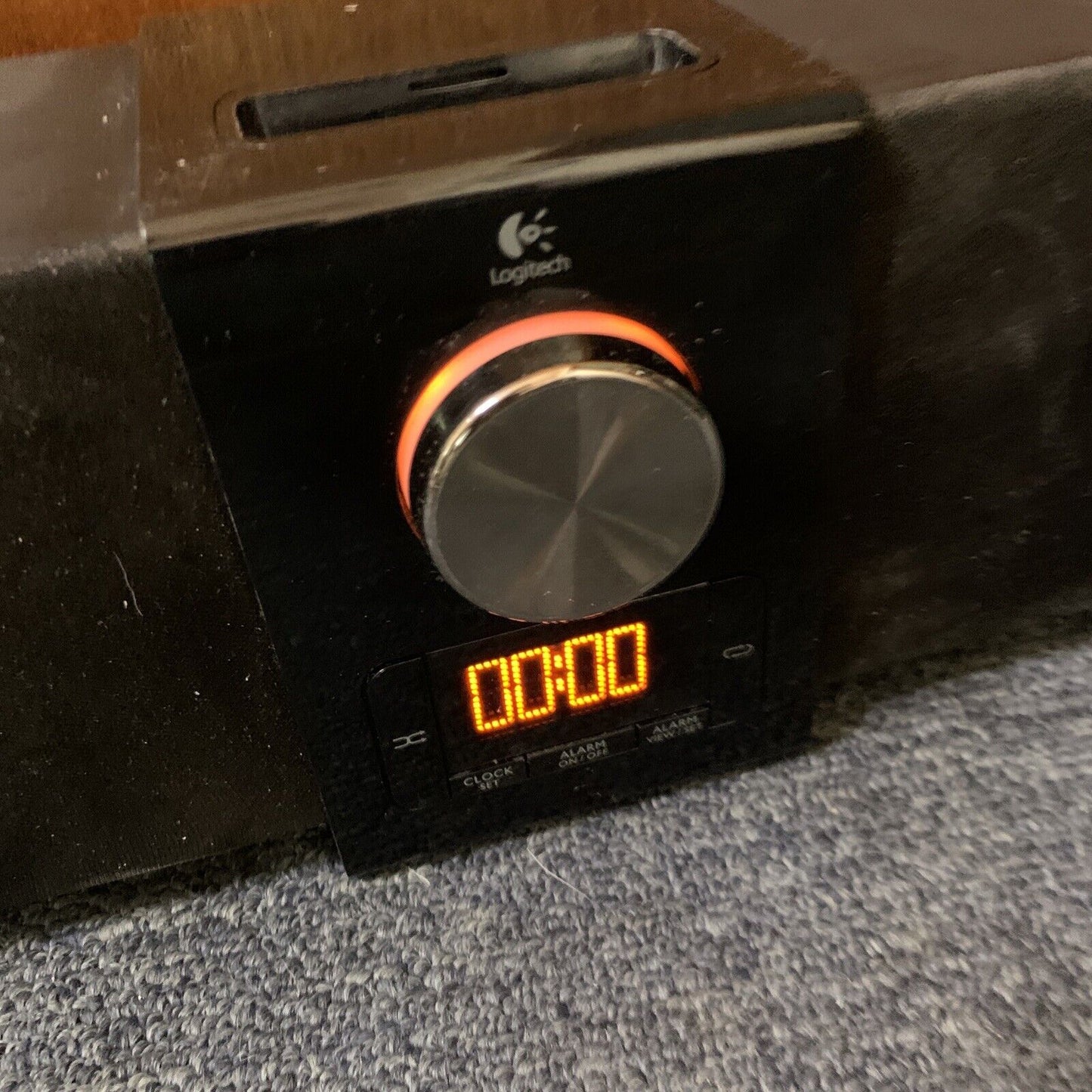 Logitech Pure-Fi Express Plus 30-pin Ipod/Iphone Speaker Dock Model Alarm  Clock
