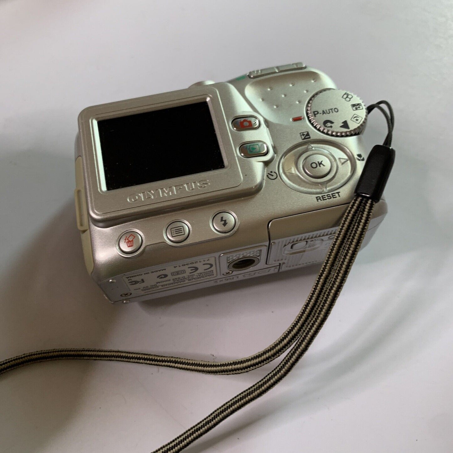Olympus CAMEDIA D-535 3.2MP  Silver Digital Camera 3X Optical *Loose Battery Lid