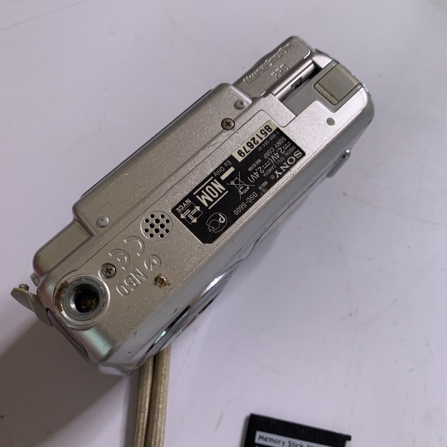 Sony Cybershot DSC-S600 Digital Camera 6MP 3x Zoom Zeiss Lens 1GB Memory Stick