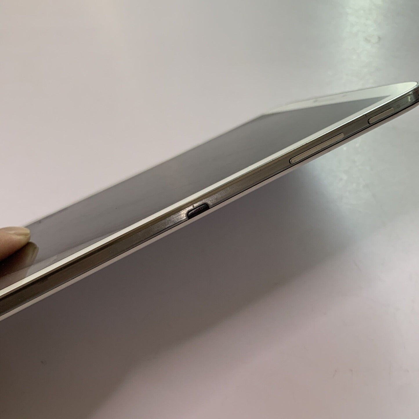 Samsung Galaxy Tab 3 8.0 SM-T310 Tablet 16GB *Cracked Screen For Parts Repair