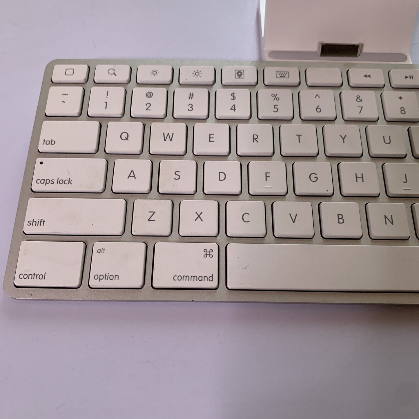 Genuine Apple iPad iPhone Keyboard Dock  A1359 30-Pin Connector MC533LL/B