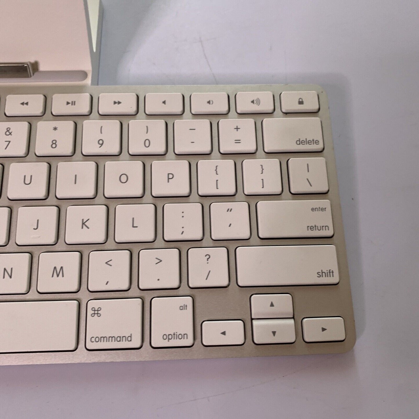 Genuine Apple iPad iPhone Keyboard Dock  A1359 30-Pin Connector MC533LL/B