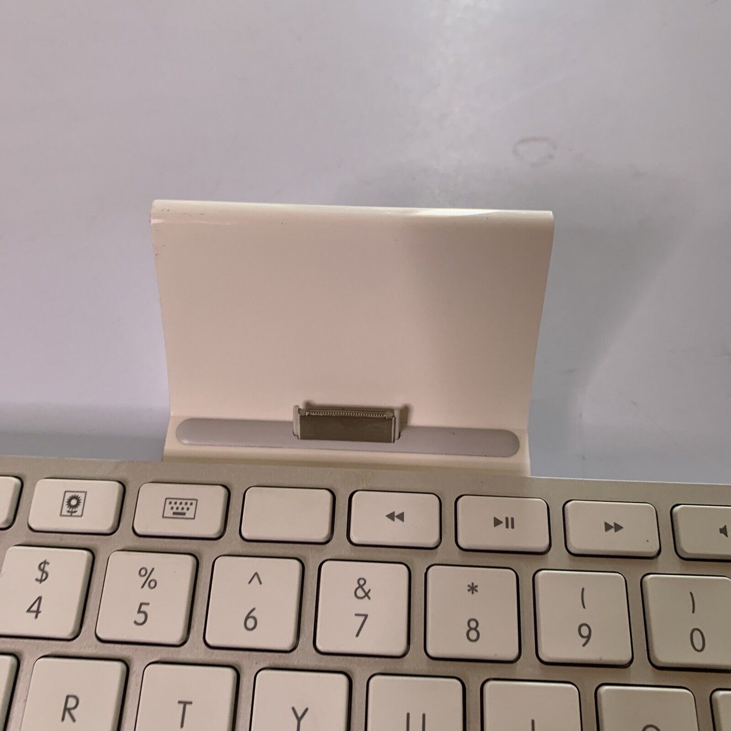 Genuine Apple iPad iPhone Keyboard Dock  A1359 30-Pin Connector MC533LL/B