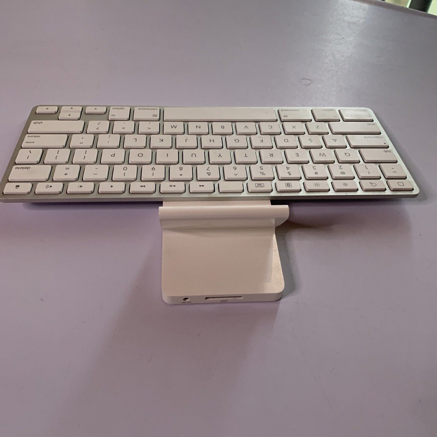 Genuine Apple iPad iPhone Keyboard Dock  A1359 30-Pin Connector MC533LL/B