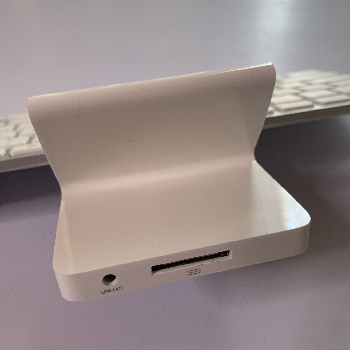 Genuine Apple iPad iPhone Keyboard Dock  A1359 30-Pin Connector MC533LL/B