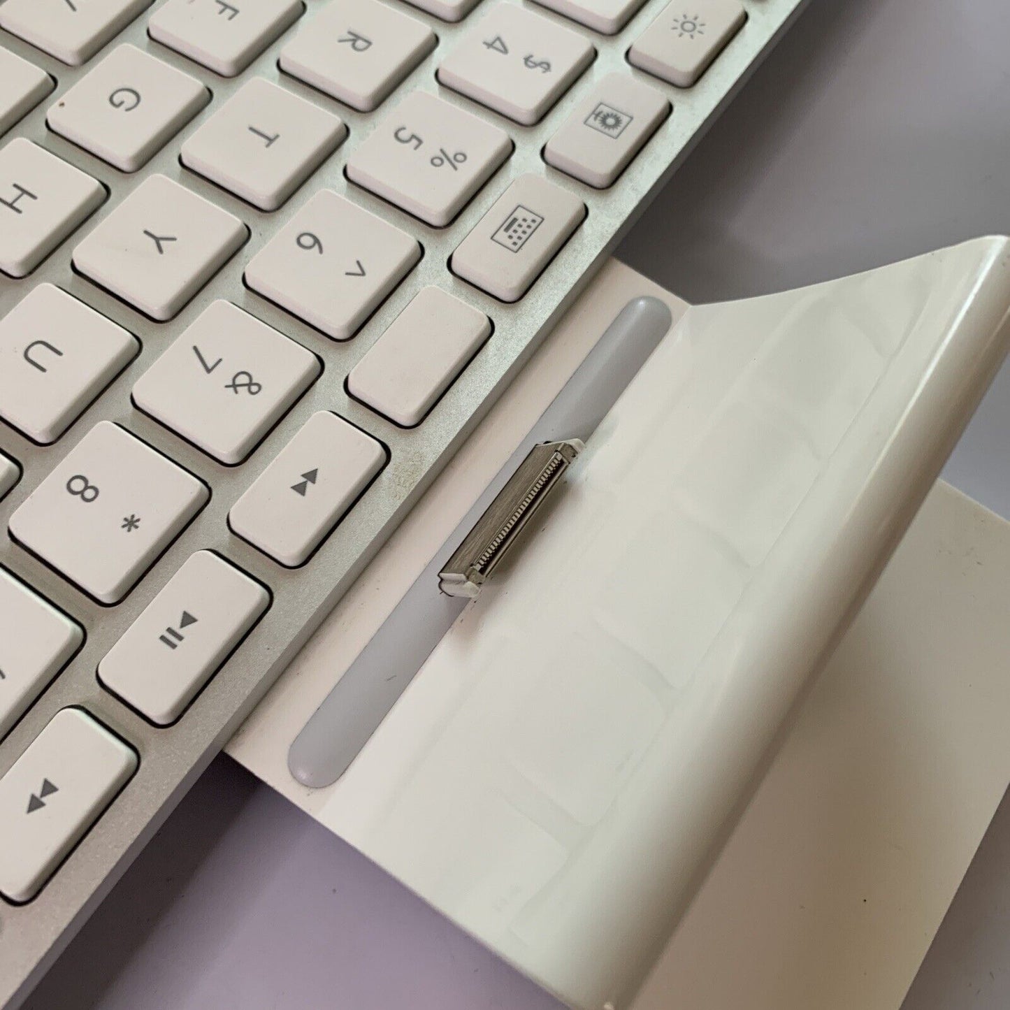 Genuine Apple iPad iPhone Keyboard Dock  A1359 30-Pin Connector MC533LL/B