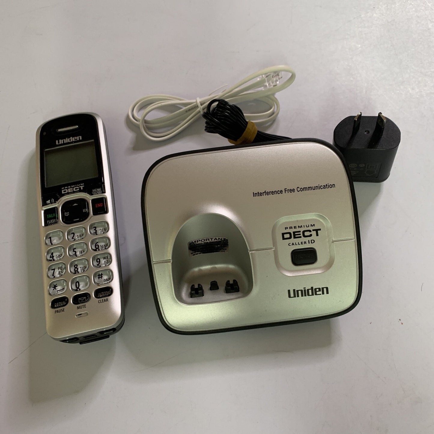 Uniden DECT 3015+1 Cordless Phone *Working But No Battery
