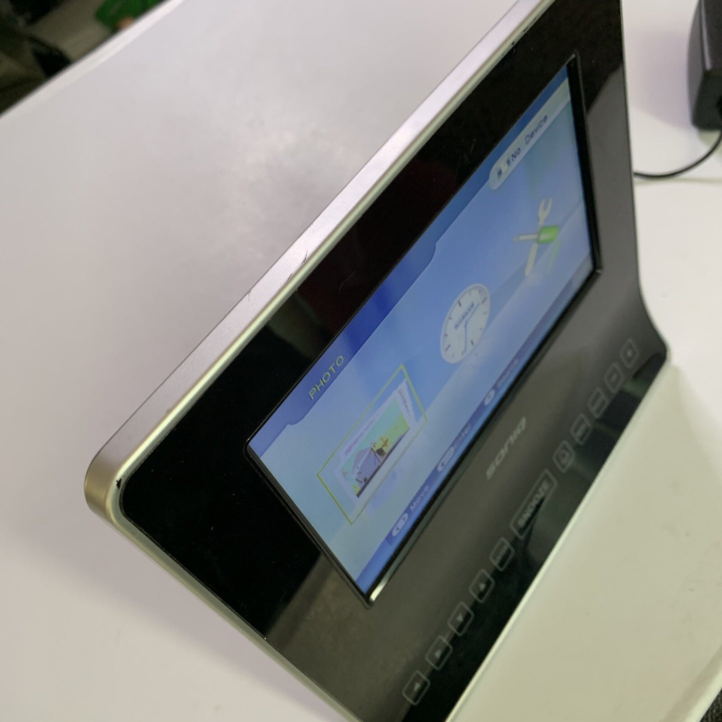 Soniq 7” Photo Frame Alarm Clock Radio QFD71CB