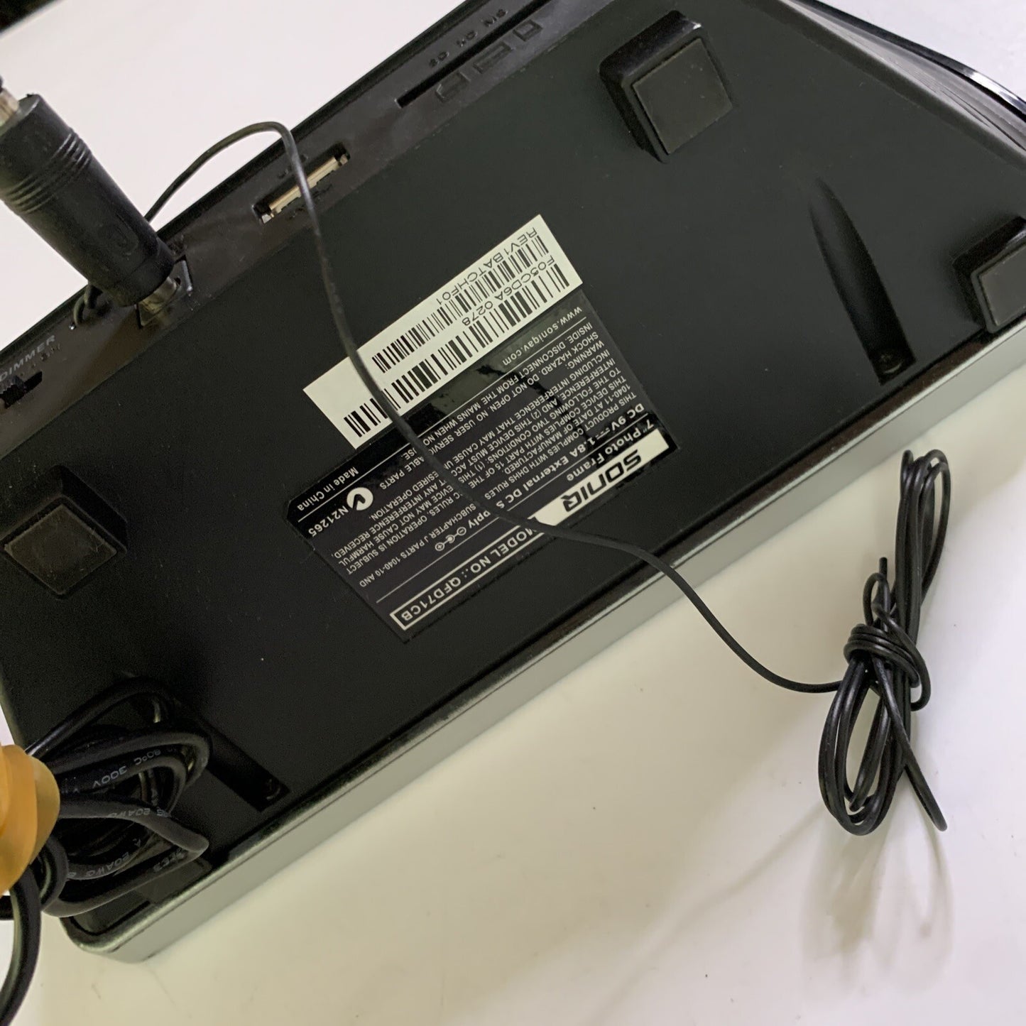 Soniq 7” Photo Frame Alarm Clock Radio QFD71CB