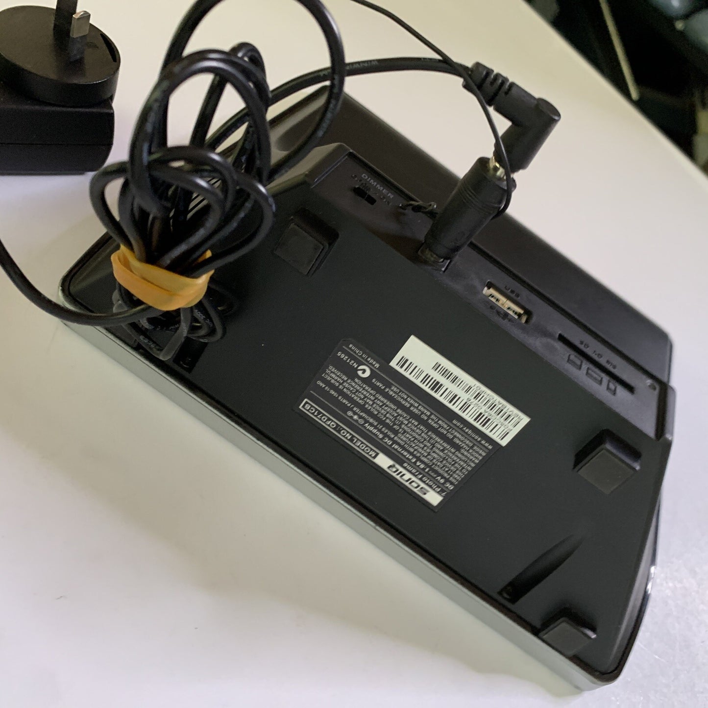 Soniq 7” Photo Frame Alarm Clock Radio QFD71CB