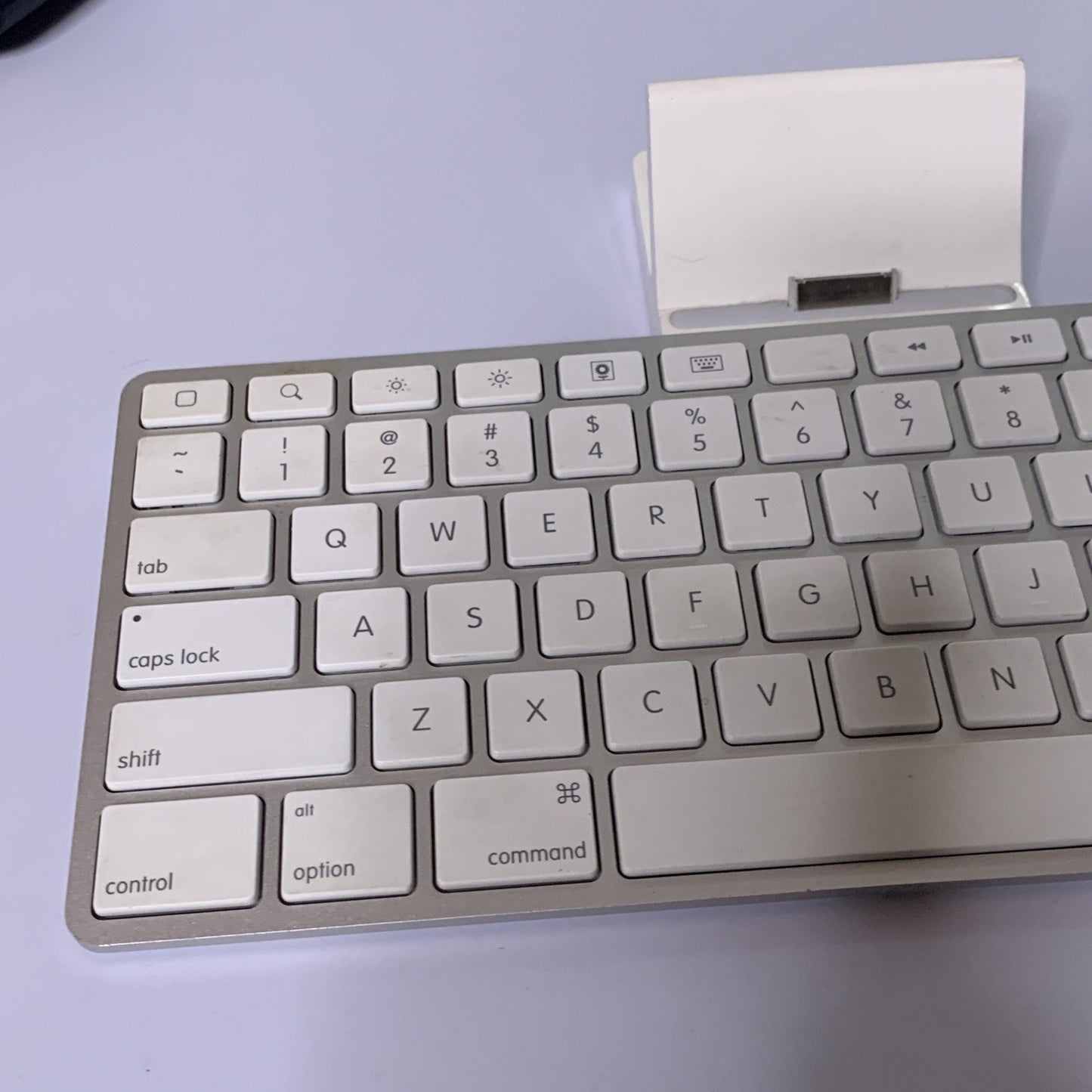 Apple A1359 Keyboard Dock For Apple 30-Pin Connector