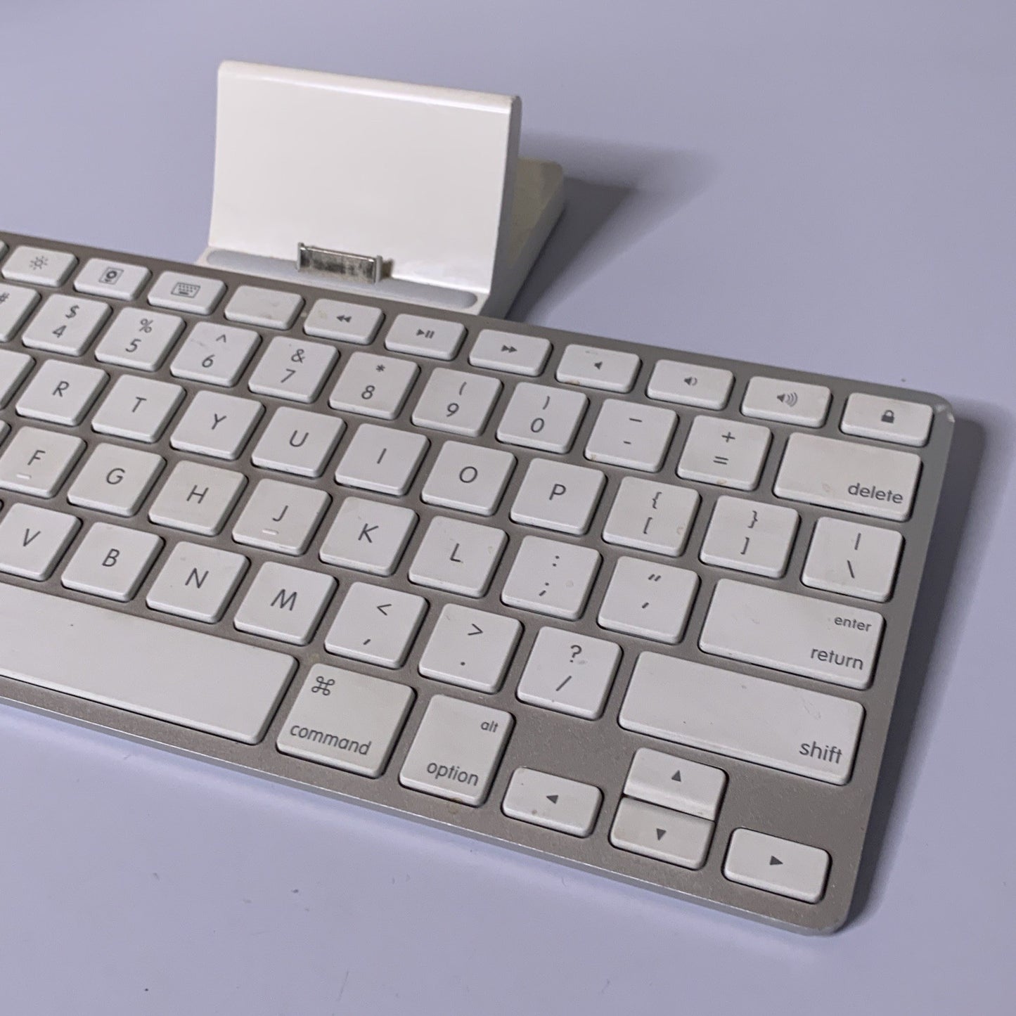Apple A1359 Keyboard Dock For Apple 30-Pin Connector