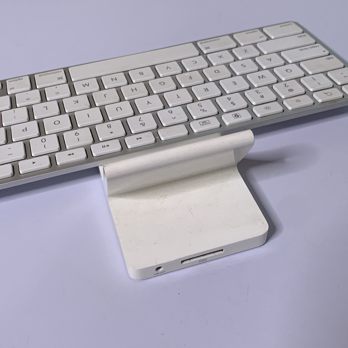 Apple A1359 Keyboard Dock For Apple 30-Pin Connector