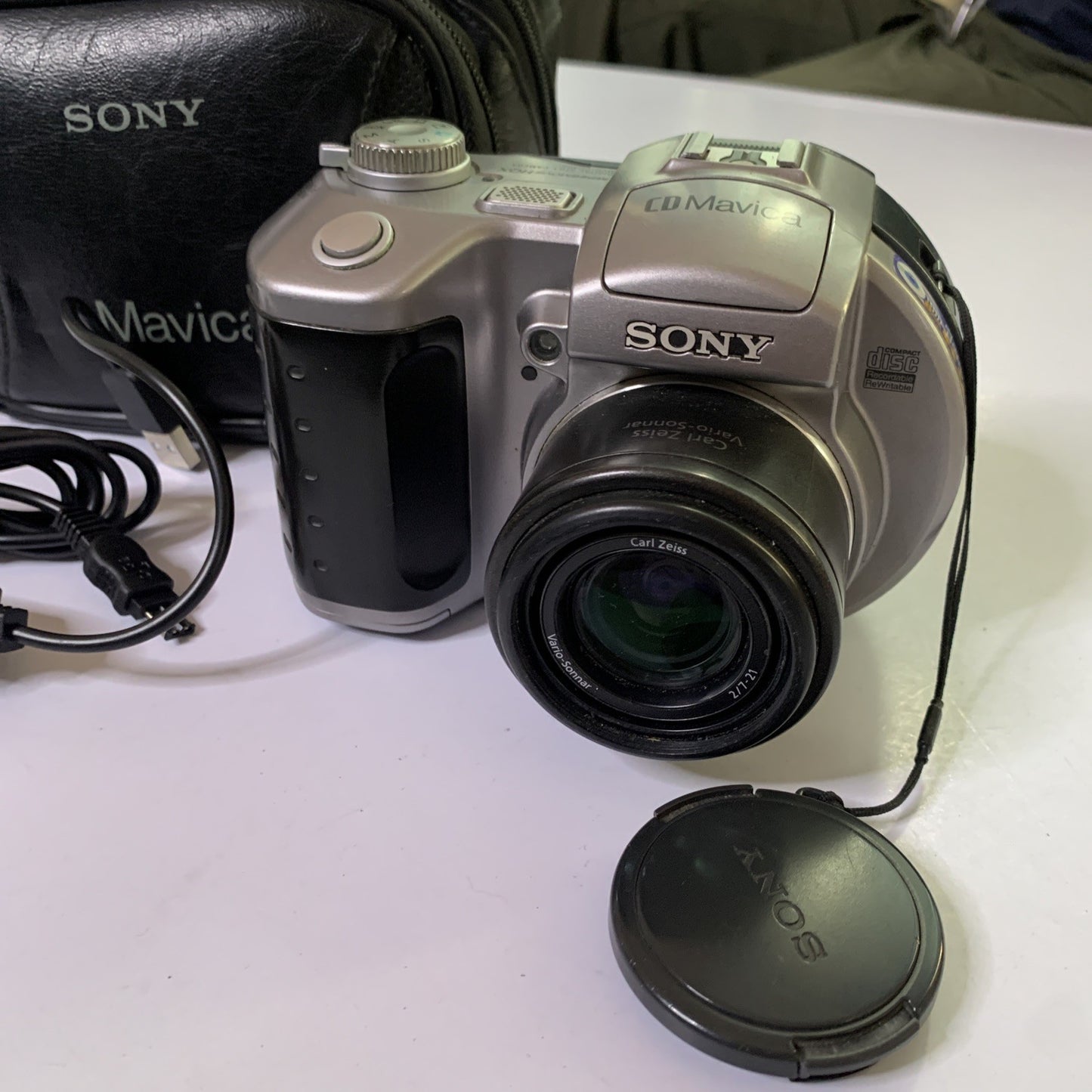 Sony CD Mavica MVC-CD400 Digital Camera 4MP & Bag *Working but flat battery