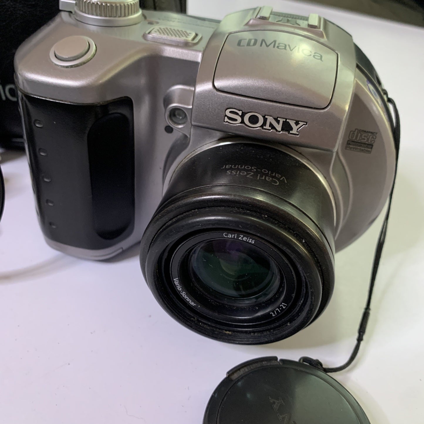 Sony CD Mavica MVC-CD400 Digital Camera 4MP & Bag *Working but flat battery