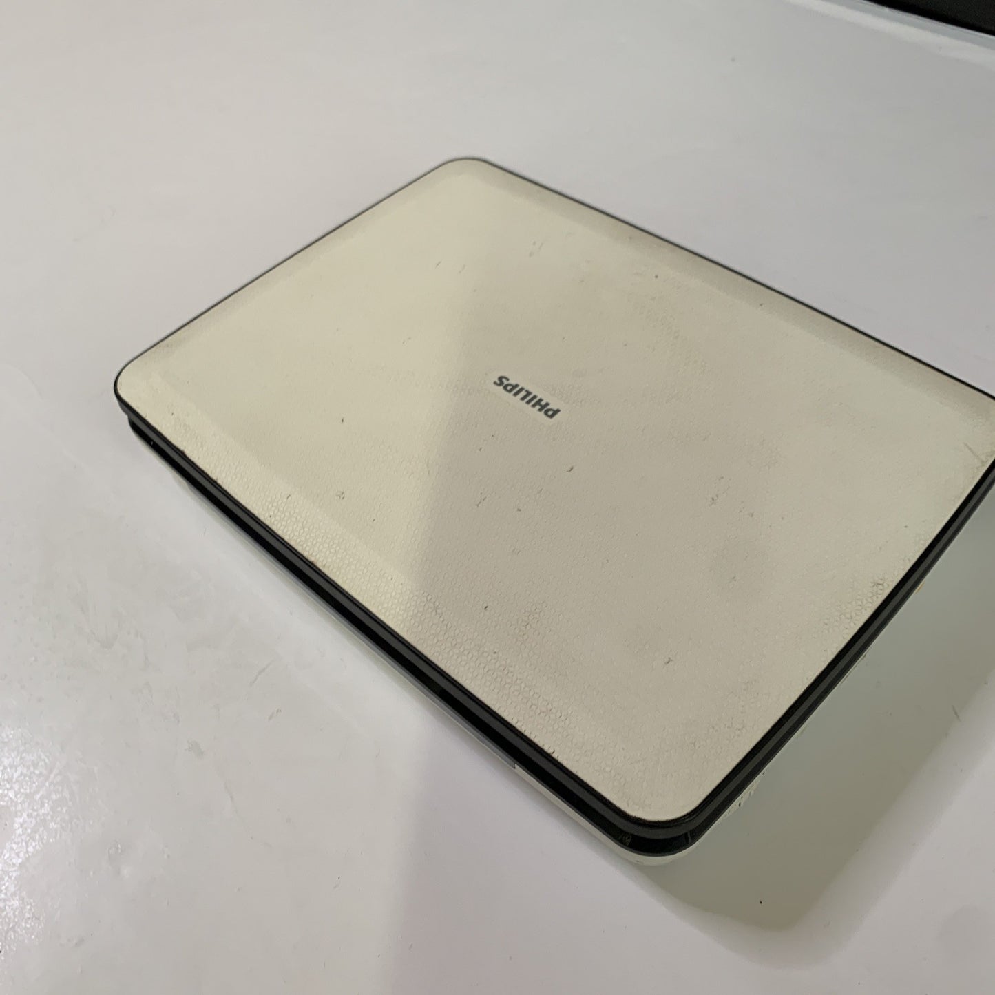 Philips Portable 9" DVD Player With Power Supply PD9030/79