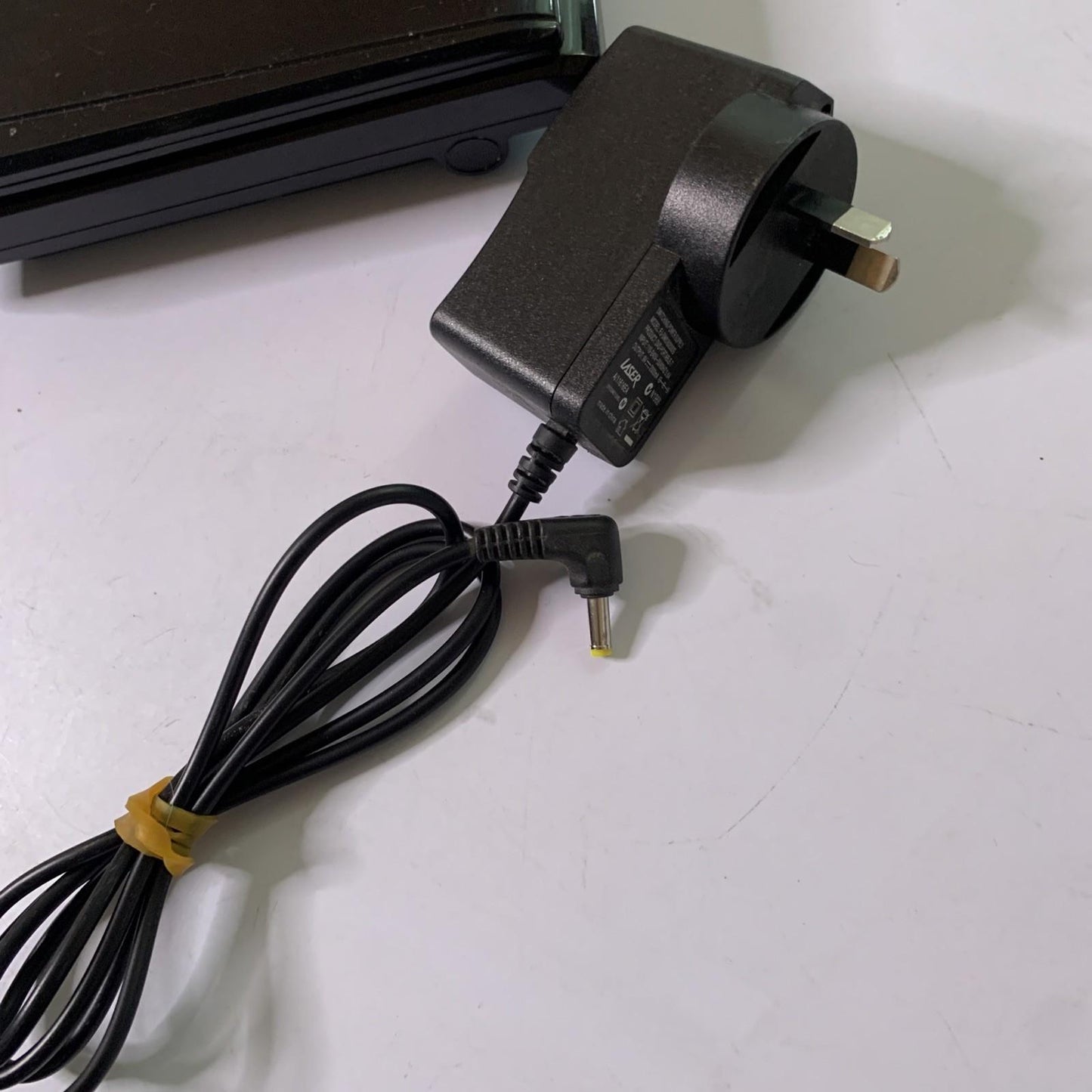 Laser 7" Portable DVD Player With Power Supply All Region Player DVD-PORTABLE-7