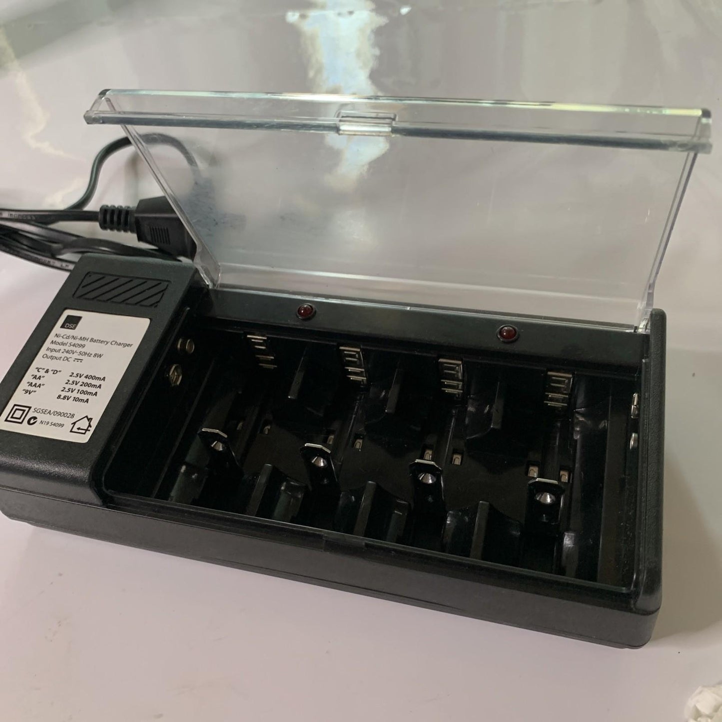 DSE Ni-Cd/Ni-MH Battery Charger For AA, AAA, C, D, 9V Batteries
