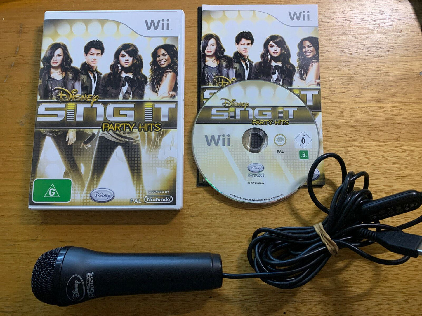 Disney SING IT Party Hits & USB Disney Microphone - Nintendo Wii Game & Manual