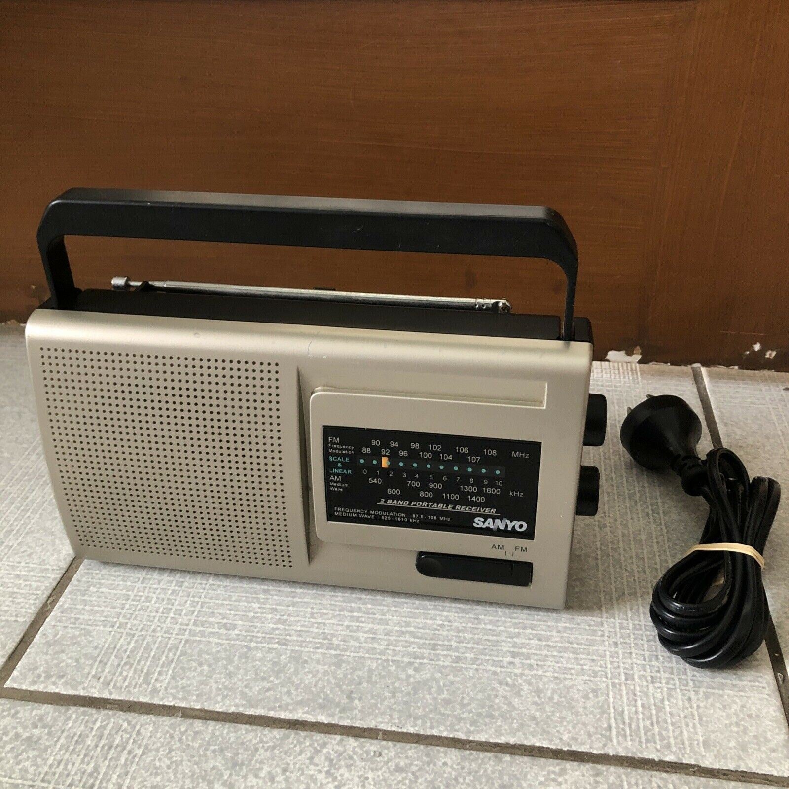 Vintage Sanyo RP6169 AM/FM Portable Radio – Retro Unit