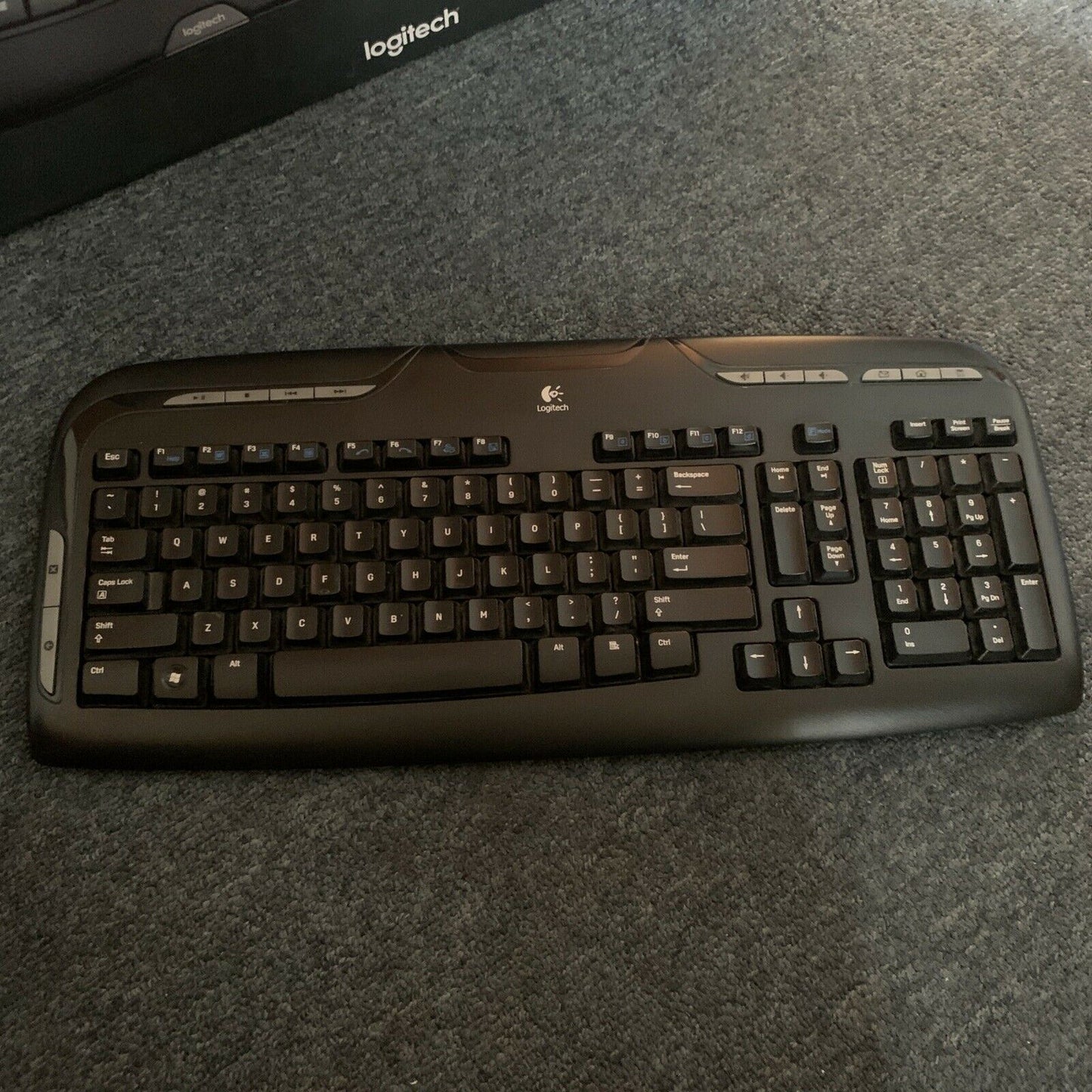 Logitech MK550 (920002555) Wireless Keyboard and Mouse Combo