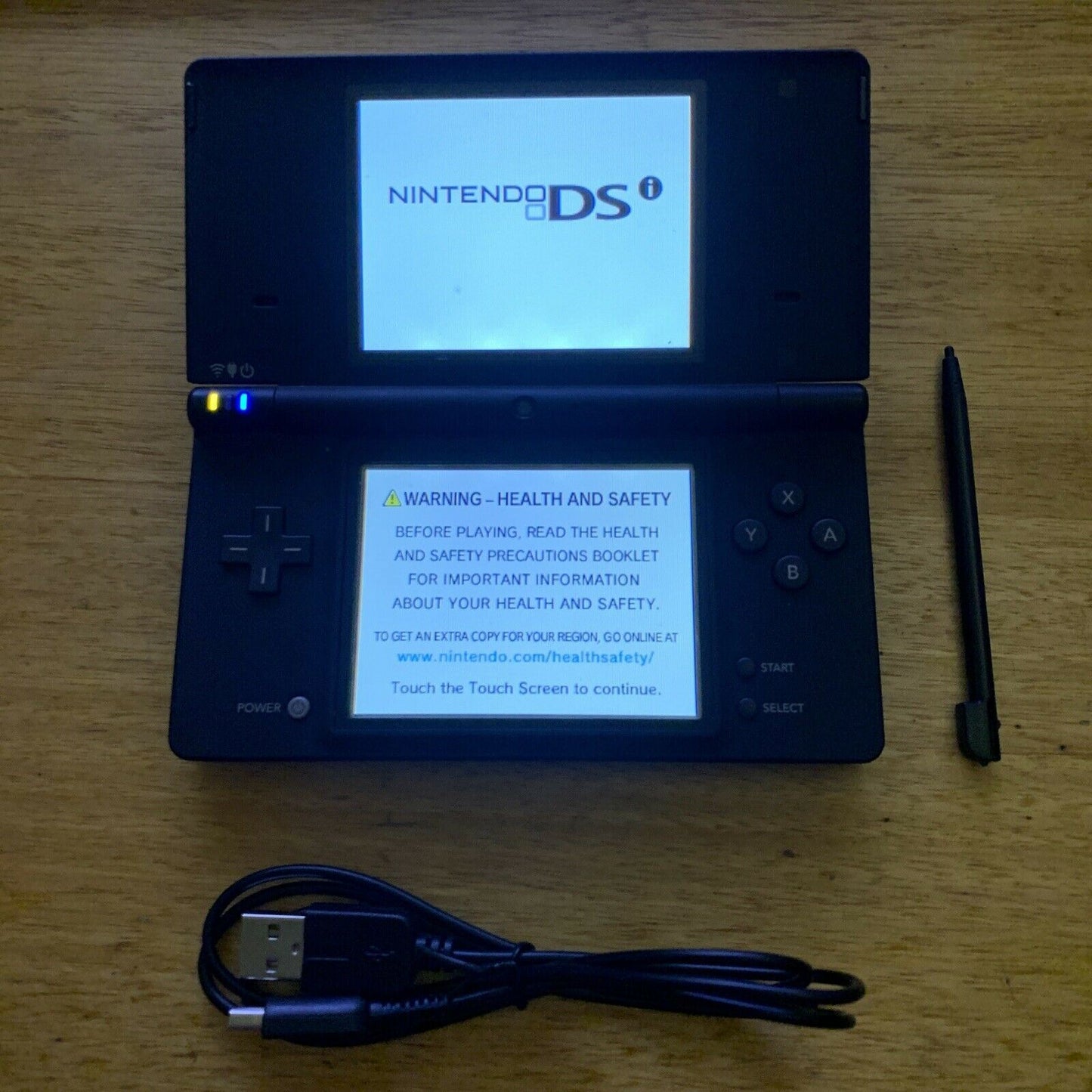 Nintendo DSi Handheld Console Black with Charger & Stylus