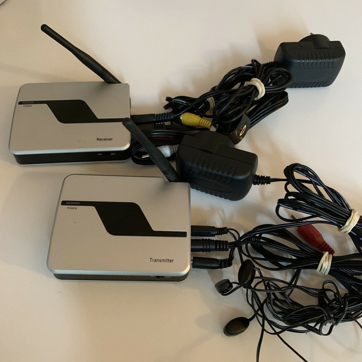 Dick Smith Wireless 5.8Ghz AV Sender 2488AR - Video Transmitter to Another TV