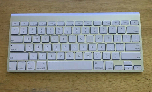 Apple Wireless Bluetooth Keyboard A1314 - Doesn't Turn On For Parts Or Repair