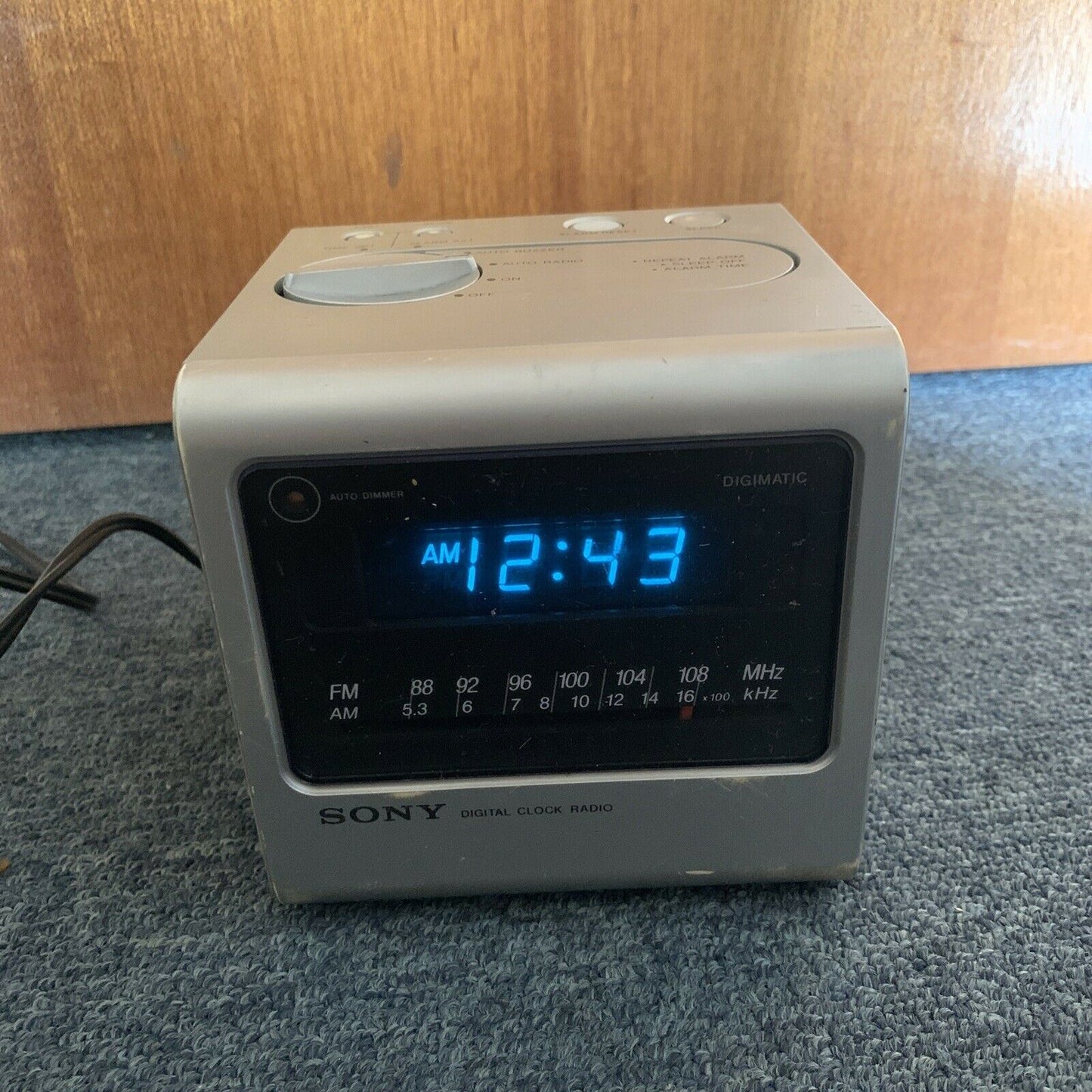 Vintage Sony Digital Clock Alarm AM/FM Radio ICF-C11W