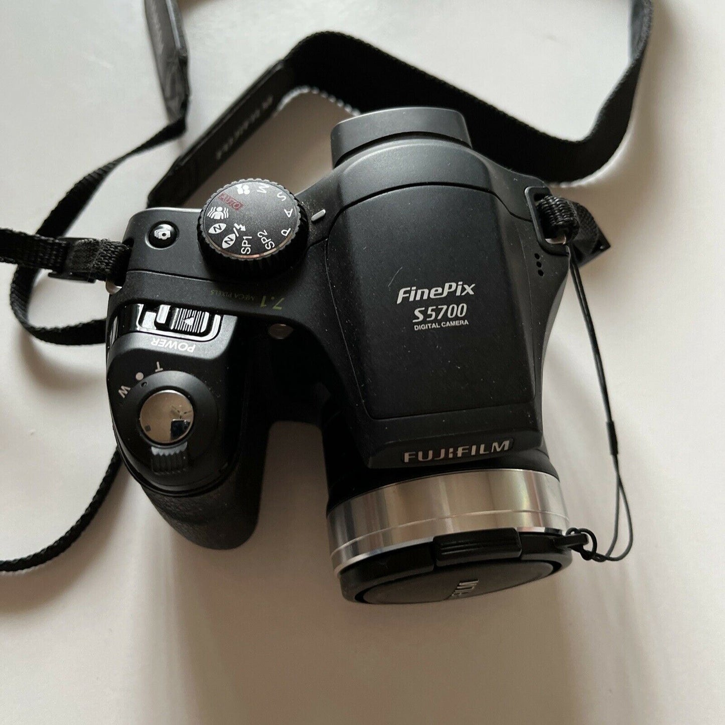 Fujifilm FinePix S5700 7.1 MP Digital Camera & HD Video- Black. In working order