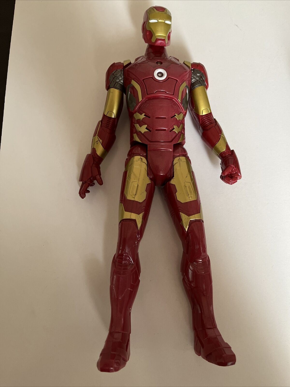 2x Iron Man Hasbro Figurine 26cm tall with 1 Iron Man with Speech and Lights