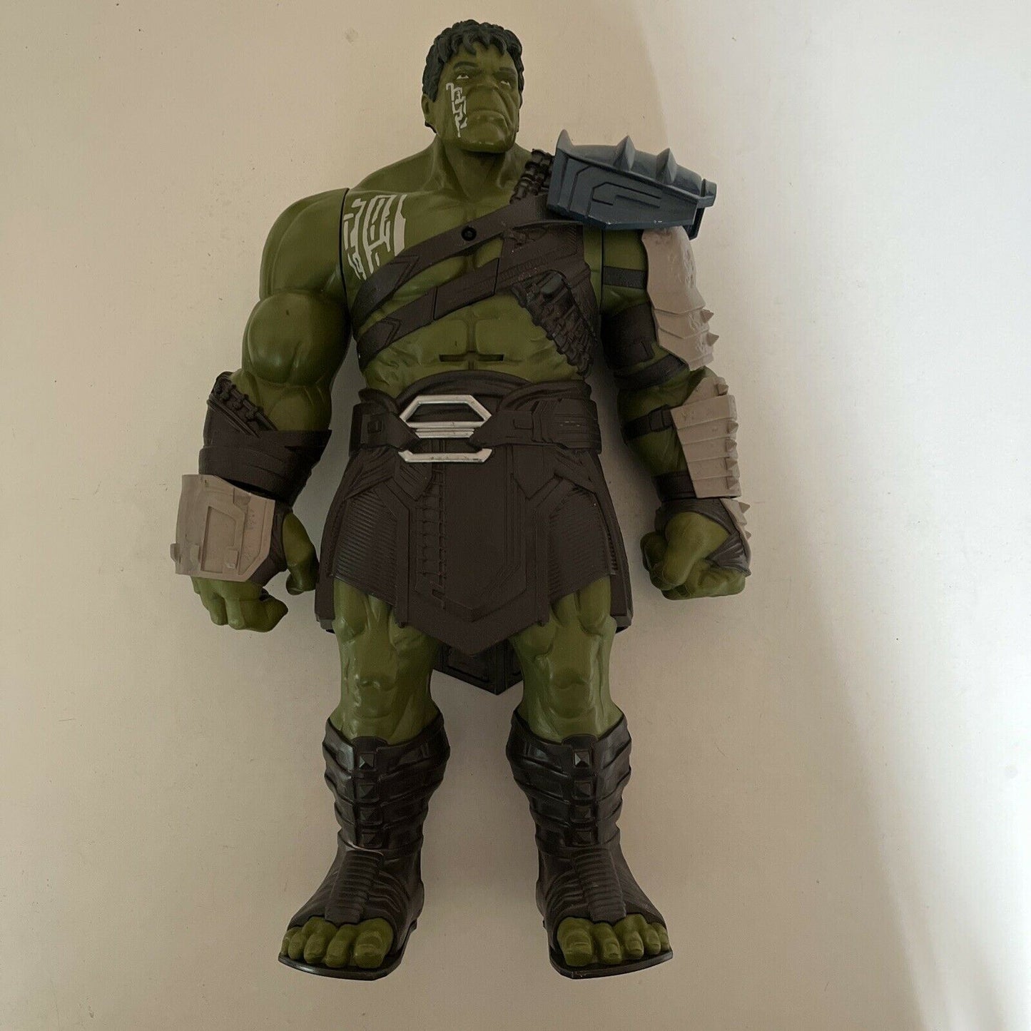 Marvel Avengers Ragnarok Hulk 34cm Tall Action Figure